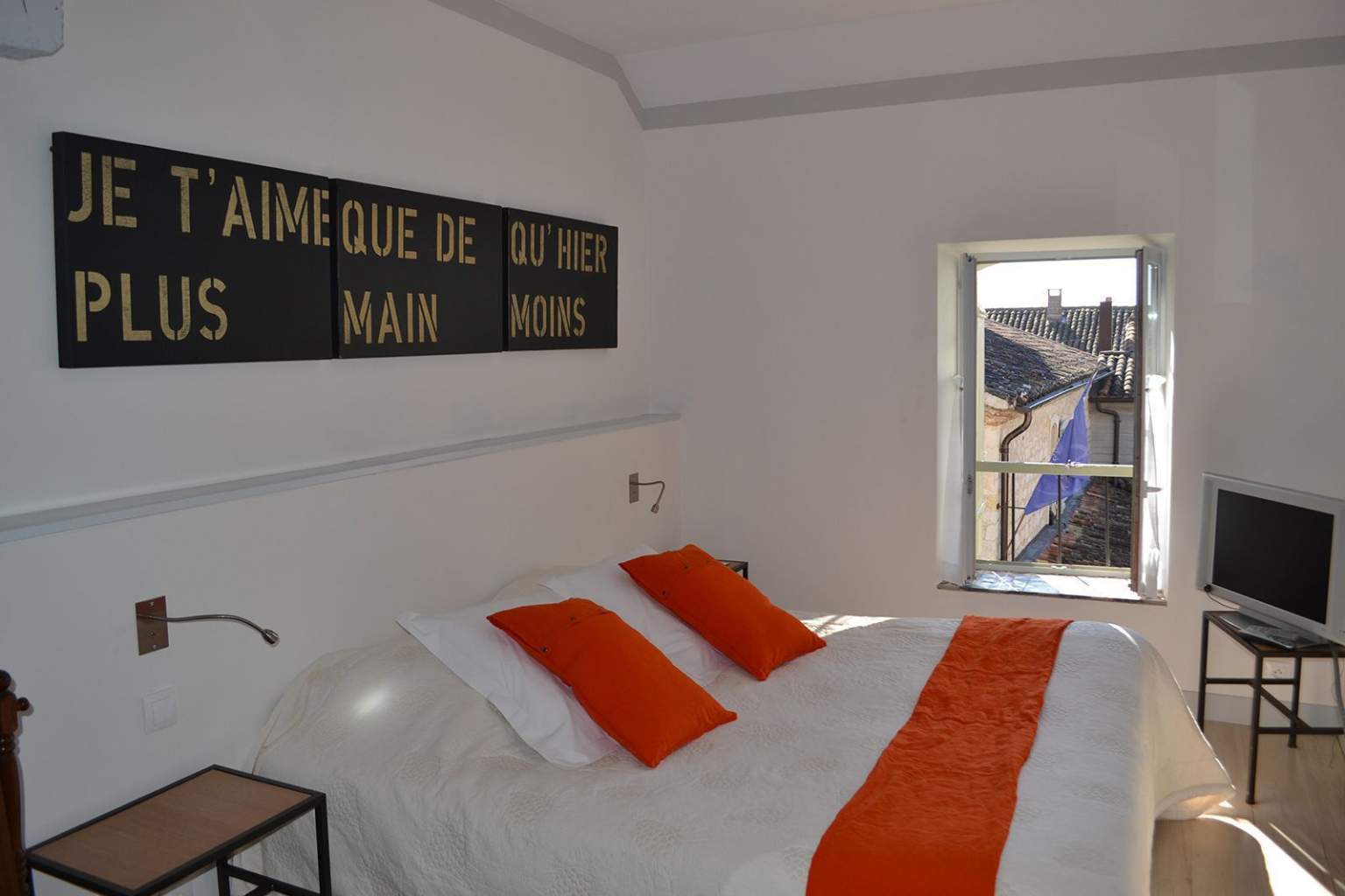 habitación con cama de matrimonio color blanco hotel Puymirol 